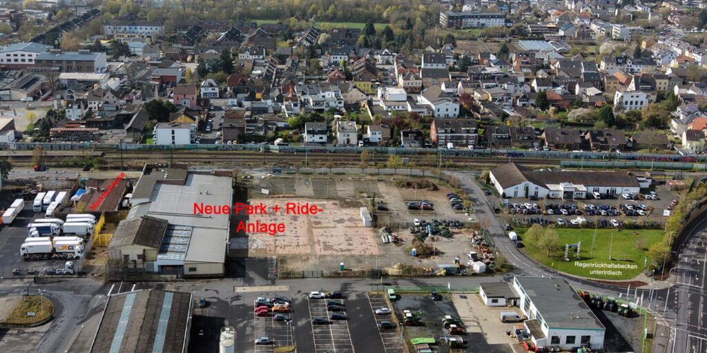 Luftaufnahme des Rosentalgebietes mit der Vorstellung der "Neue Park + Ride Anlage" in der Nähe der zukünftigen Mobilstation Roisdorf und einer Bahnlinie.