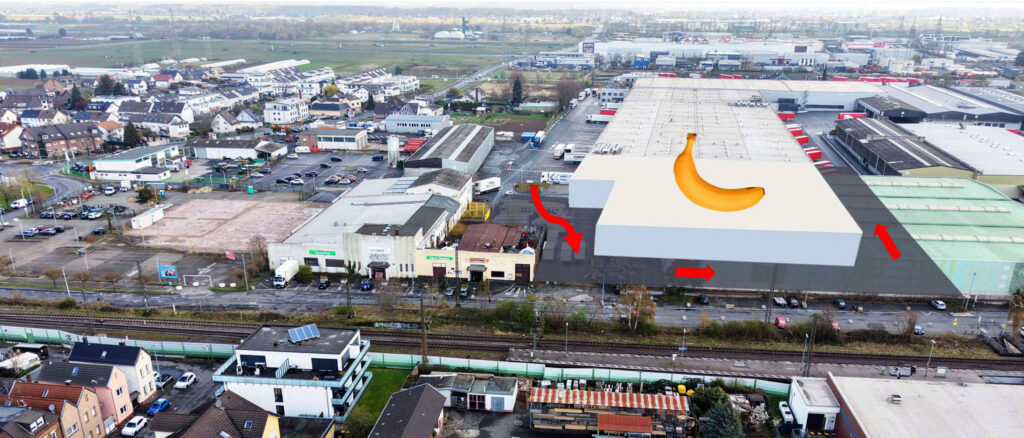 Luftaufnahme der EDEKA-Bananenreiferei mit einer digital gerenderten Banane und roten Pfeilen auf einer geplanten neuen Halle; unten ist ein deutscher Text über die Verlegung einer Marktschänke eingeblendet.